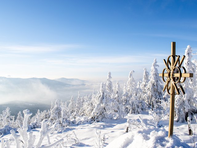 Winterlandschaft mit Sonnenschein und Gipfelkreuz 