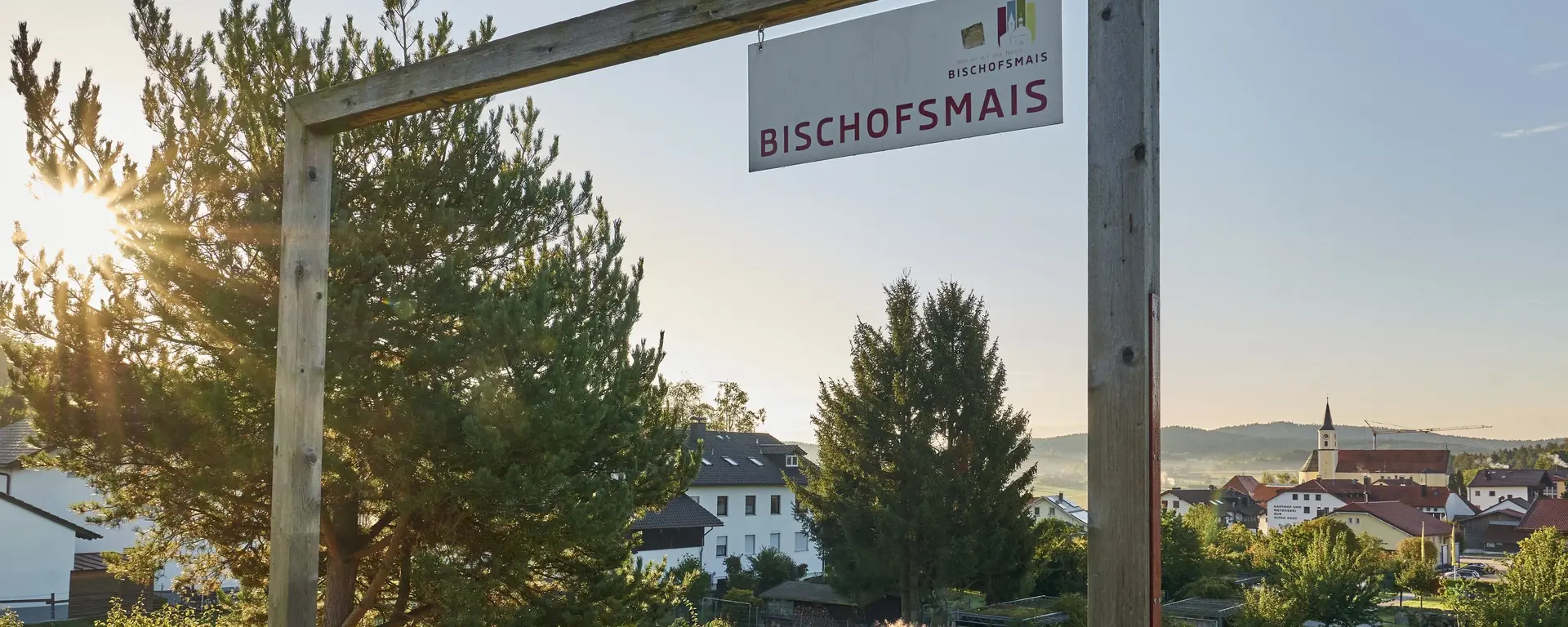 durch ein Tor aus Holzbalken begrüßt der Ort seine Gäste 