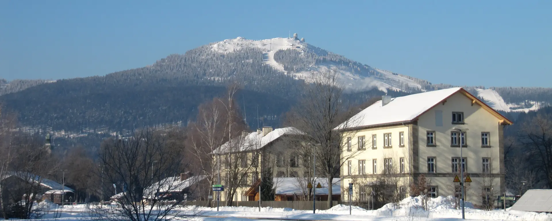 Grenzbahnhof in Bayerisch Eisenstein, dahinter der verschneite Arber   