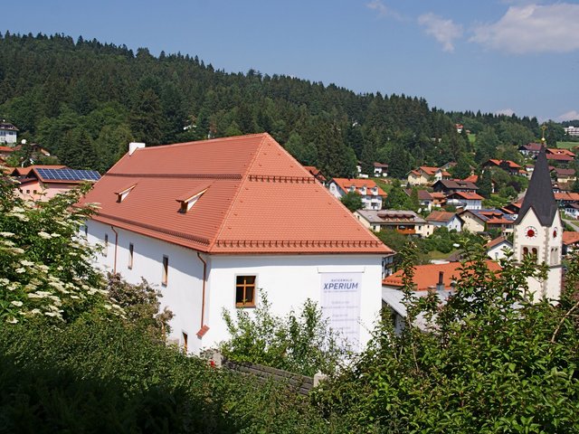 Blick auf Sankt Englmar im Vordergrund das Xperium 
