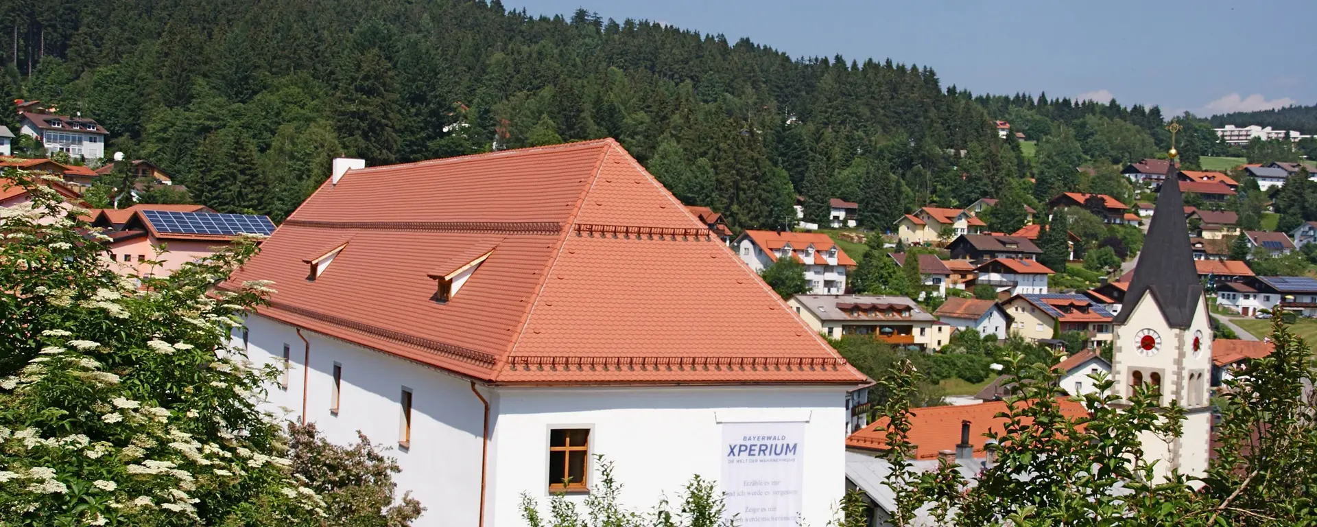 Blick auf Sankt Englmar im Vordergrund das Xperium 