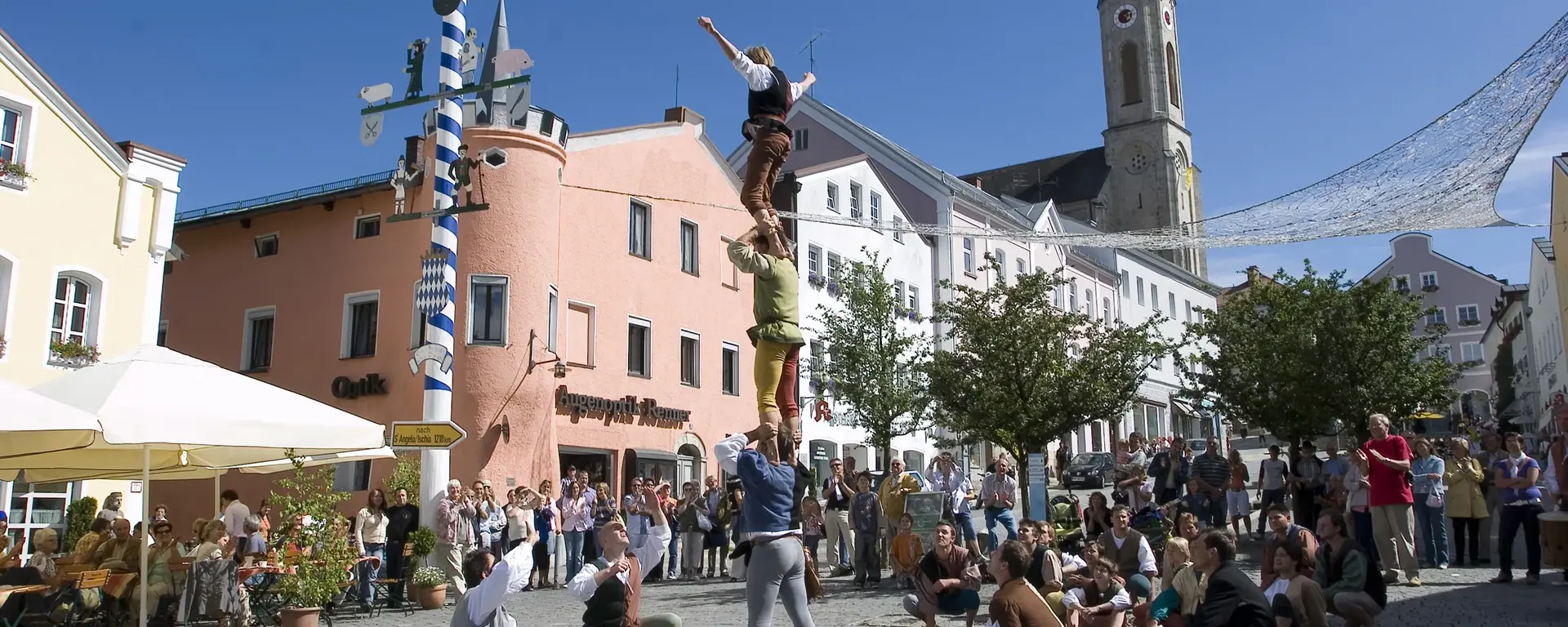 Marktfest mit Akrobaten am Marktplatz von Waldkirchen 