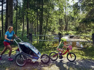 Ohetal Radweg © Woidlife Photography mit Kleinkind auf dem Fahrrad und Kinderwagen entlang der Ohe im Nationalpark bei Spiegelau