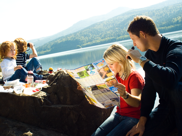 Familie macht Picknick beim Wandern entlang der Donau 