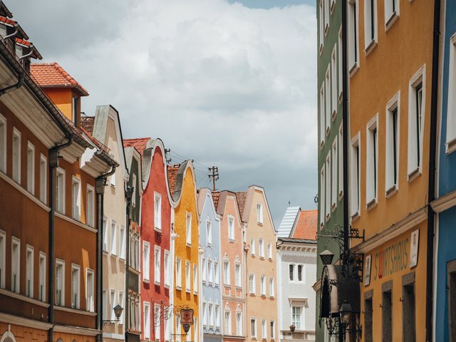 malerische Gasse durch Schärding mit bunten Häuserfassaden