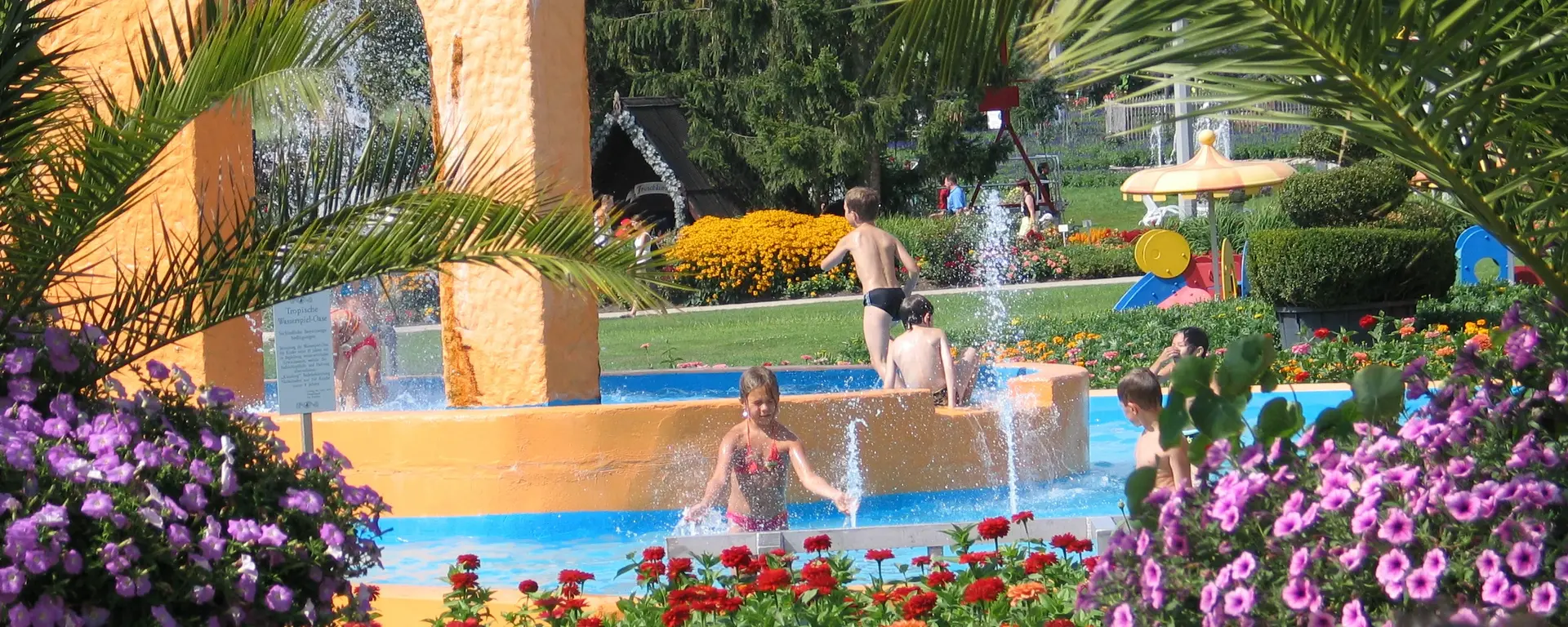 Wasserspiele und Blumenbeete umrahmen den Churpfalzpark 
