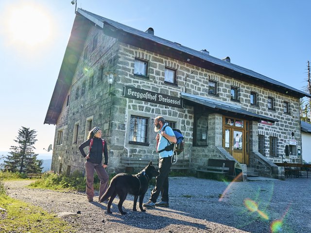 Berggasthof Dreisessel - © Ostbayern Tourismus TVO Wanderziel Berggasthof am Dreisessel aus Granitstein erbaut