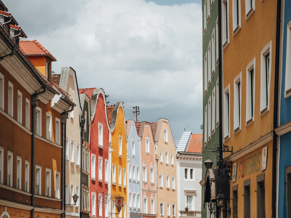 Altstadt Schärding - © TourismusverbandDonauOberoesterreichCMVisuals malerische Gasse durch Schärding mit bunten Häuserfassaden