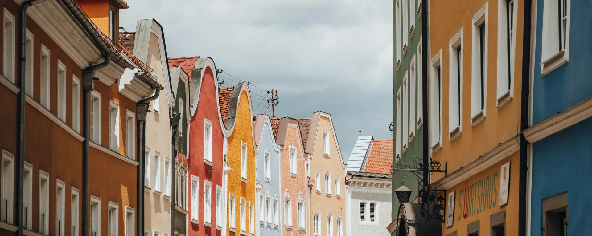 malerische Gasse durch Schärding mit bunten Häuserfassaden