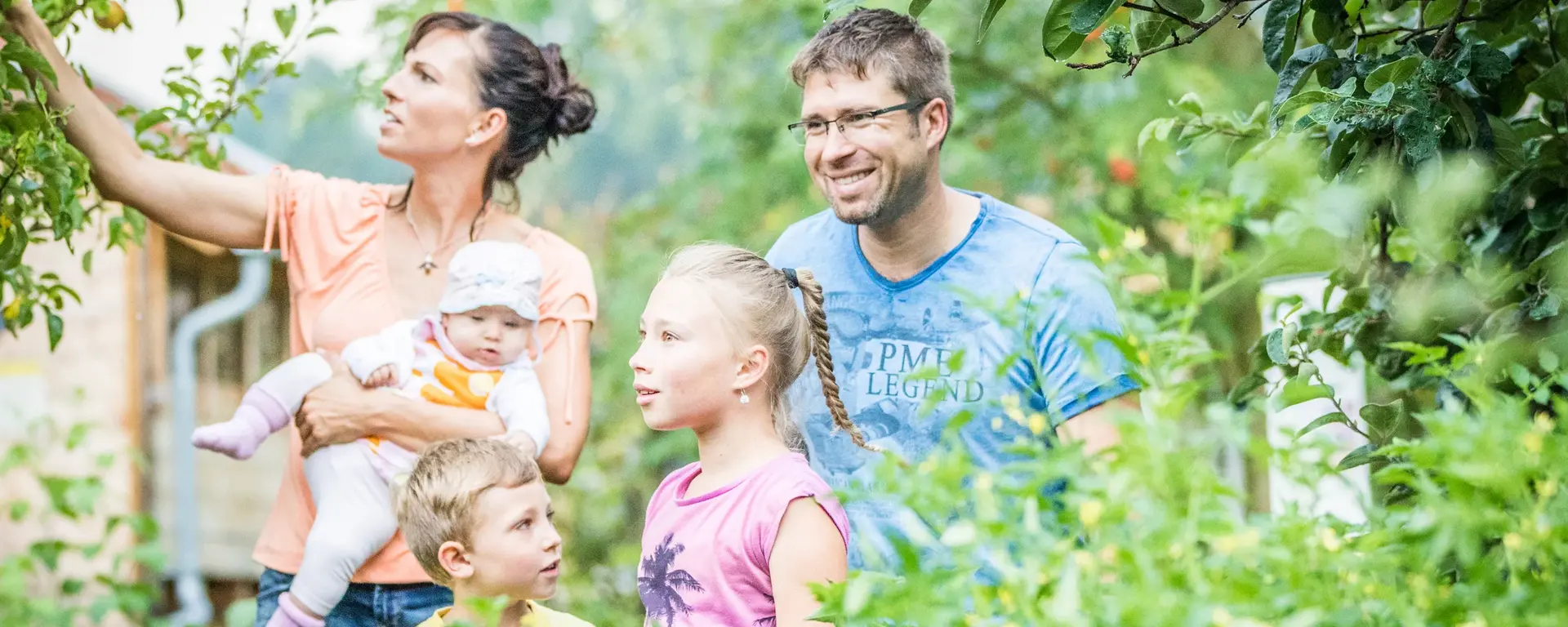 Familie ist im Naturerlebnisgarten unterwegs 