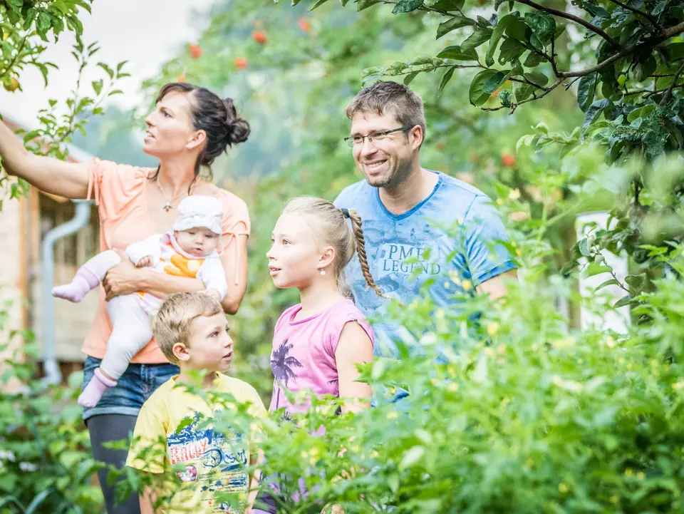 Familie ist im Naturerlebnisgarten unterwegs 