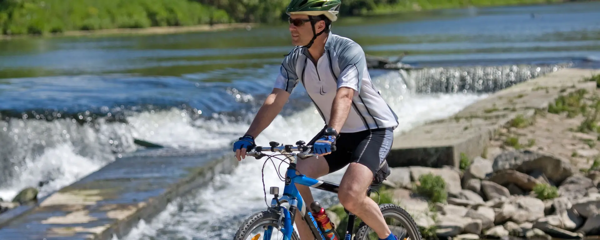 Radfahrer entlang des Flußes Regen 