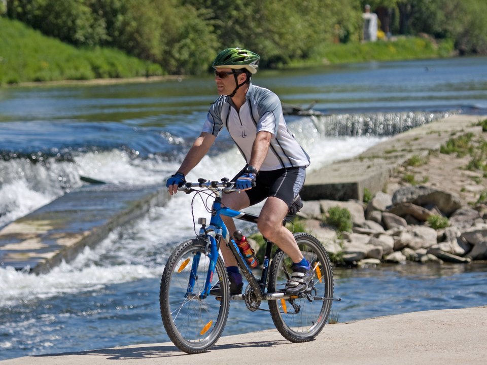 Radfahrer entlang des Flußes Regen 