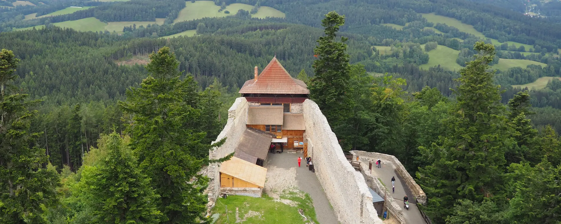 Blick auf die Burg Kasperk und die Landschaft in der tschechischen Republik 