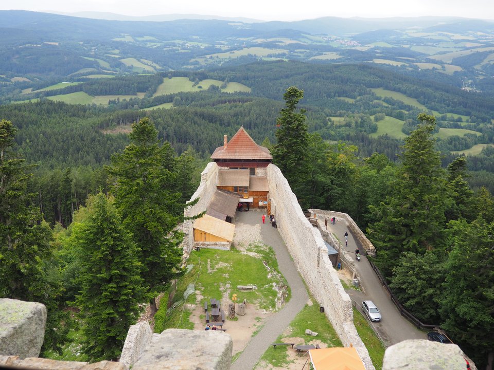 Burg Kasperk - © U. Eberl-Walter Blick auf die Burg Kasperk und die Landschaft in der tschechischen Republik