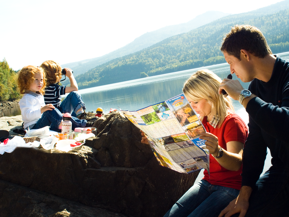 Familie macht Picknick beim Wandern entlang der Donau 