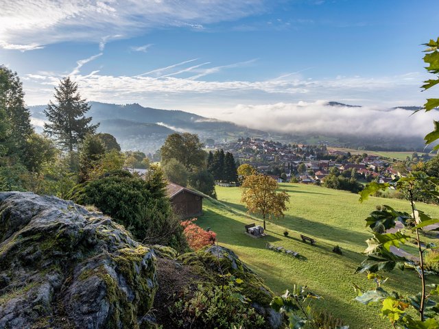 Blick auf den Ortskern Bodenmais der von aufsteigenden Nebel und Wälder umgeben ist   