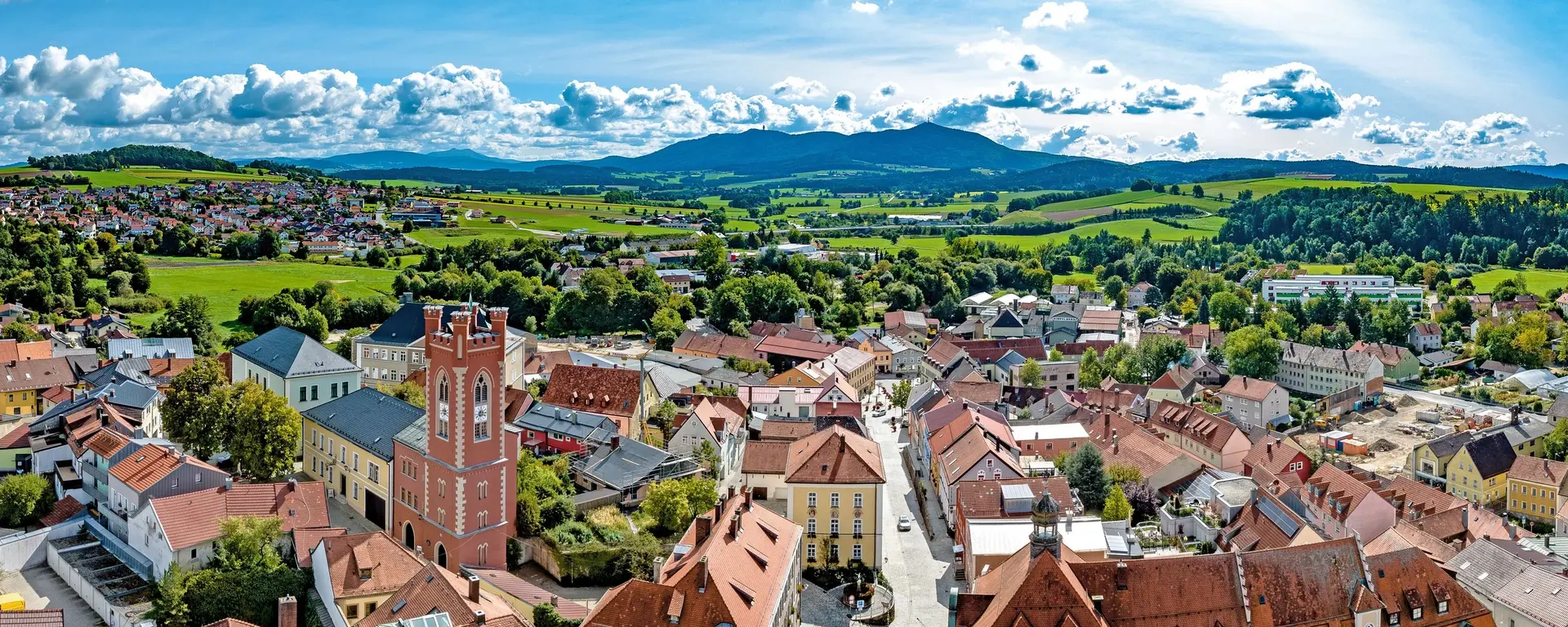 Furth im Spätsommer - © Tourist Information Furth im Wald Luftbild über das Stadtbild Furth im Wald mit Stadtturm und alte, erhaltene Häuser