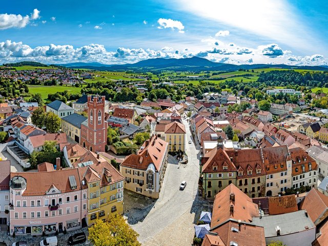 Luftbild über das Stadtbild Furth im Wald mit Stadtturm und alte, erhaltene Häuser   