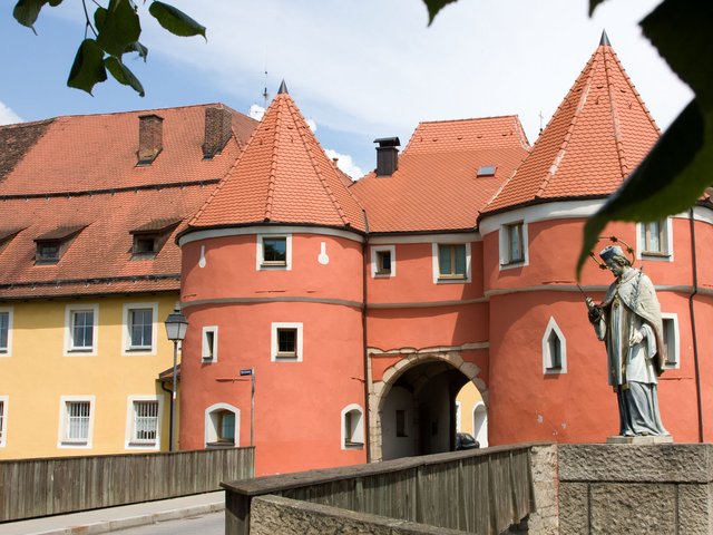 Zufahrt in die Stadt Cham durch das Biertor gesäumt von zwei roten Türmen   