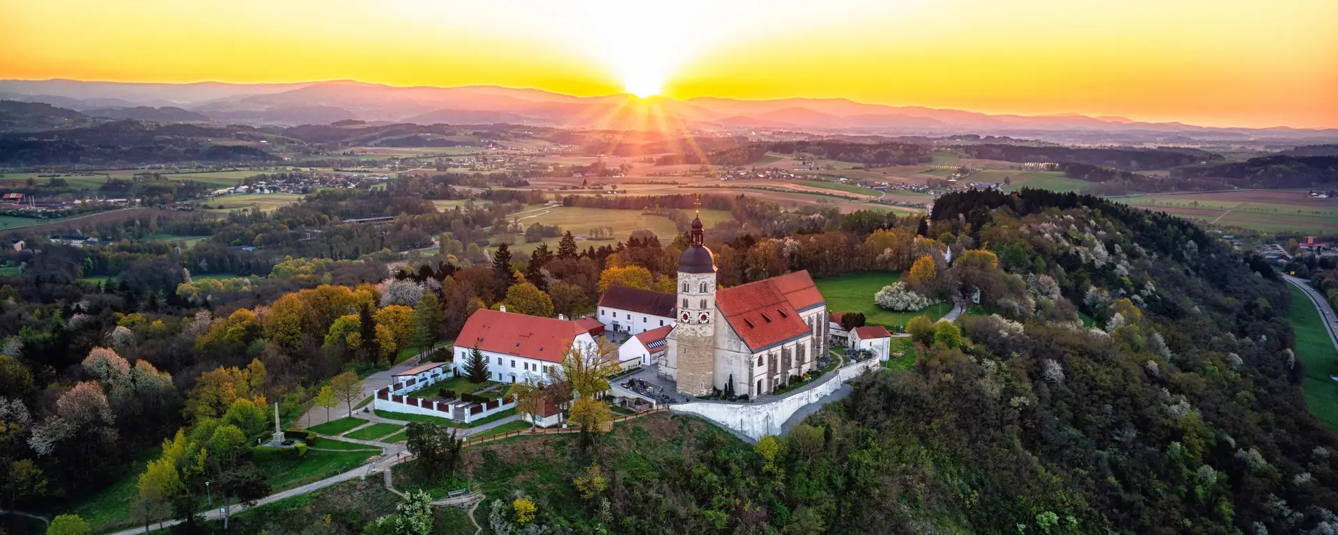 Bogenberg von oben bei aufgehender Sonne 