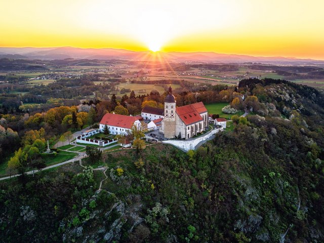 Bogenberg von oben bei aufgehender Sonne 