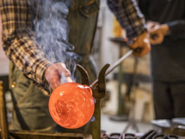 Glasbläser  bei de Arbeit 