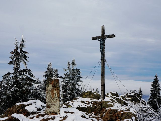 Gipelkreuz am verschneiten Großen Rachel 