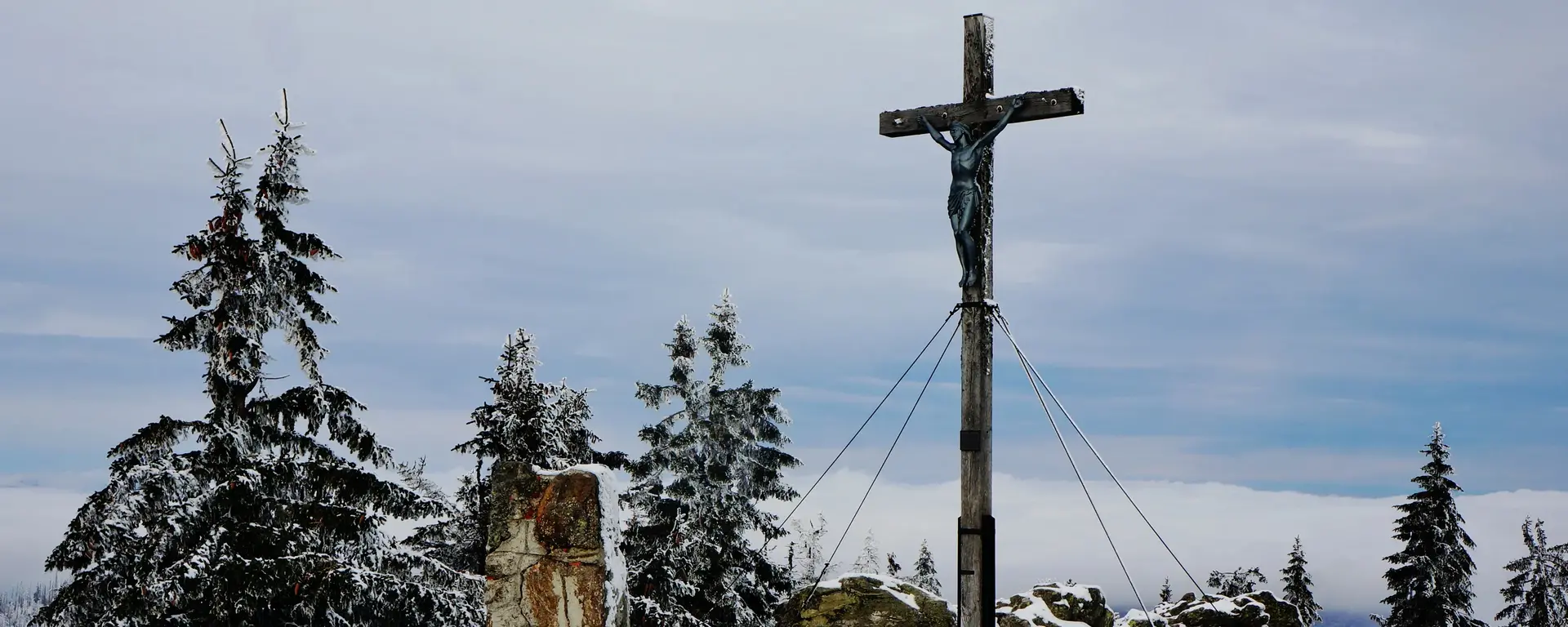 Gipelkreuz am verschneiten Großen Rachel 
